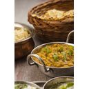 indijski kari z naan kruhki na mizi