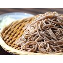 Soba rezanci v pletenem krožniku