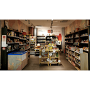 notranjost trgovine Svilna pot na pokriti tržnici v BTC-ju