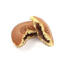 Japonsko fino pecivo dorayaki s kostanjem in adzuki fižolom - palačinka z značilnim odtisom